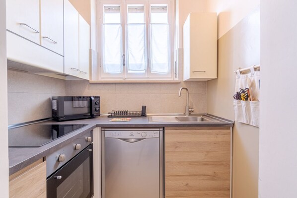 Frigorífico, microondas, horno y placa de cocina