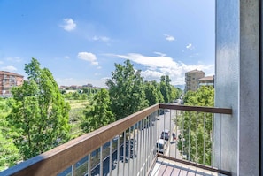 A balcony with a view of a street, trees, and buildings. - Comfortable 55 sqm apartment that can accommodate up to 4 people located on the second floor of a building with lift (not suitable for people with disabilities). The property is located in a residential area near the Stadio Olimpico Grande in Turin and t (Torino)