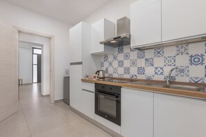 Fridge, microwave, oven, stovetop - Functional 102 sqm apartment in Catania, ideal for 4 people. It offers all the necessary comforts for a pleasant stay. Located in Via Napoli, a lively and well-served area, rich in shops, restaurants, and services. Just a few steps from the Giuffrida sto (Catania)