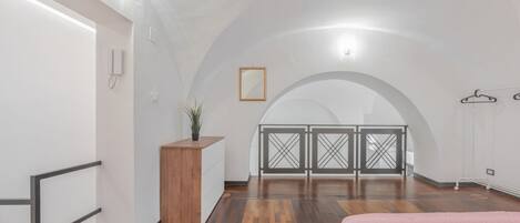 1 dormitorio, tabla de planchar con plancha, wifi y ropa de cama