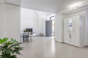 Dining - Functional 102 sqm apartment in Catania, ideal for 4 people. It offers all the necessary comforts for a pleasant stay. Located in Via Napoli, a lively and well-served area, rich in shops, restaurants, and services. Just a few steps from the Giuffrida sto (Catania)