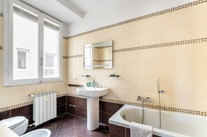 Douche, sèche-cheveux, bidet