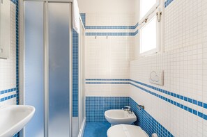 Douche, sèche-cheveux, bidet