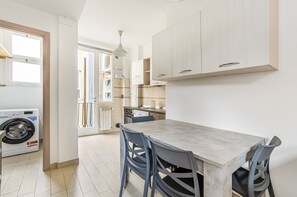 Fridge, microwave, oven, stovetop - Your Florence Gem - Ponte Vecchio Apt with Terrace (Firenze)