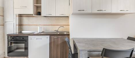 Frigorifero, microonde, forno, piano cottura