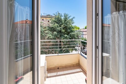 GuestHost - 100 meters from the sea and 2 km from the fair, our apartment is located on the second and last floor of a building with a lift (NOT suitable for disabled people). There are two steps at the entrance.In 45 m2 of space it comfortably accommoda
