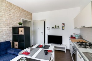 Kühlschrank, Ofen, Herdplatte, Kochgeschirr/Geschirr/Besteck