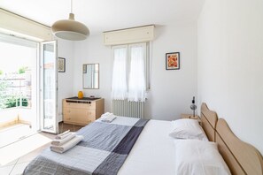 1 bedroom, iron/ironing board, WiFi, bed sheets - 100 meters from the sea and 2 km from the fair, our apartment is located on the second and last floor of a building with a lift (NOT suitable for disabled people). There are two steps at the entrance.In 45 m2 of space it comfortably accommodates four peo (Rivabella)