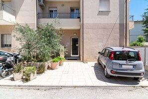 Exterior - 100 meters from the sea and 2 km from the fair, our apartment is located on the second and last floor of a building with a lift (NOT suitable for disabled people). There are two steps at the entrance.In 45 m2 of space it comfortably accommodates four peo (Rivabella)