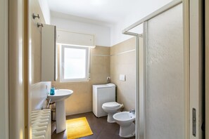 Shower, hair dryer, bidet - 100 meters from the sea and 2 km from the fair, our apartment is located on the second and last floor of a building with a lift (NOT suitable for disabled people). There are two steps at the entrance.In 45 m2 of space it comfortably accommodates four peo (Rivabella)