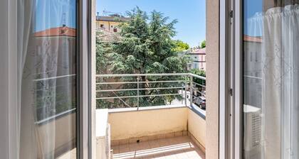 GuestHost - 100 meters from the sea and 2 km from the fair, our apartment is located on the second and last floor of a building with a lift (NOT suitable for disabled people). There are two steps at the entrance.In 45 m2 of space it comfortably accommoda
