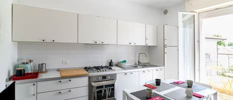 Fridge, oven, stovetop, cookware/dishes/utensils