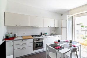 ثلاجة، فرن، موقد طهي مسطح، مستلزمات طهي/أطباق/أوعية