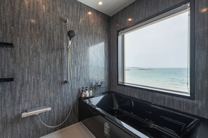 Habitación tradicional, no fumadores (with Private Bathroom) | Baño | Ducha, artículos de higiene personal gratuitos y secador de pelo