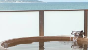 双床房, 无烟房 (Suite with Private Open-air Bath) | 浴室 | 淋浴设施、免费洗浴用品、吹风机、毛巾