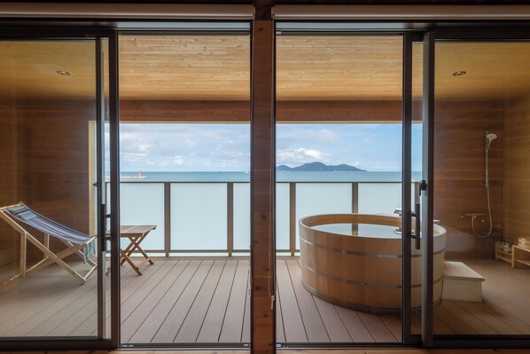 Kahden hengen huone (kaksi sänkyä), tupakointi kielletty (Suite with Private Open-air Bath) | Kylpyhuone | Suihku, ilmaiset hygieniatuotteet, hiustenkuivaaja, pyyhkeet