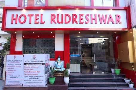Front of property. Hotel Rudreshwar