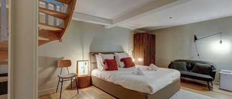 2 bedrooms, desk, iron/ironing board, WiFi