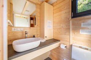 Shower, hair dryer, towels - Kullaberg Tiny House by Tiny Away (Mölle)