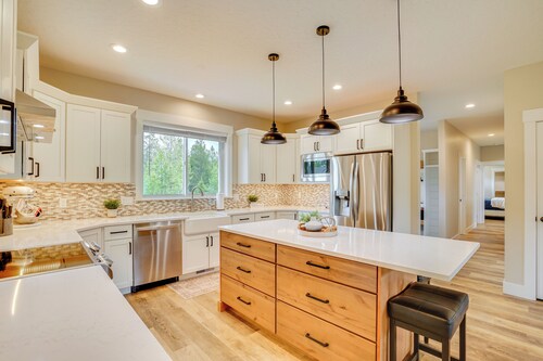 Spacious Donnelly Family Home w/ Private Hot Tub!