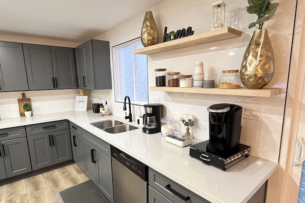 Kjøleskap, mikrobølgeovn, ovn og kokeplater