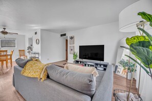 Living area - Biltmore Hideaway - Close to Downtown (Phoenix)