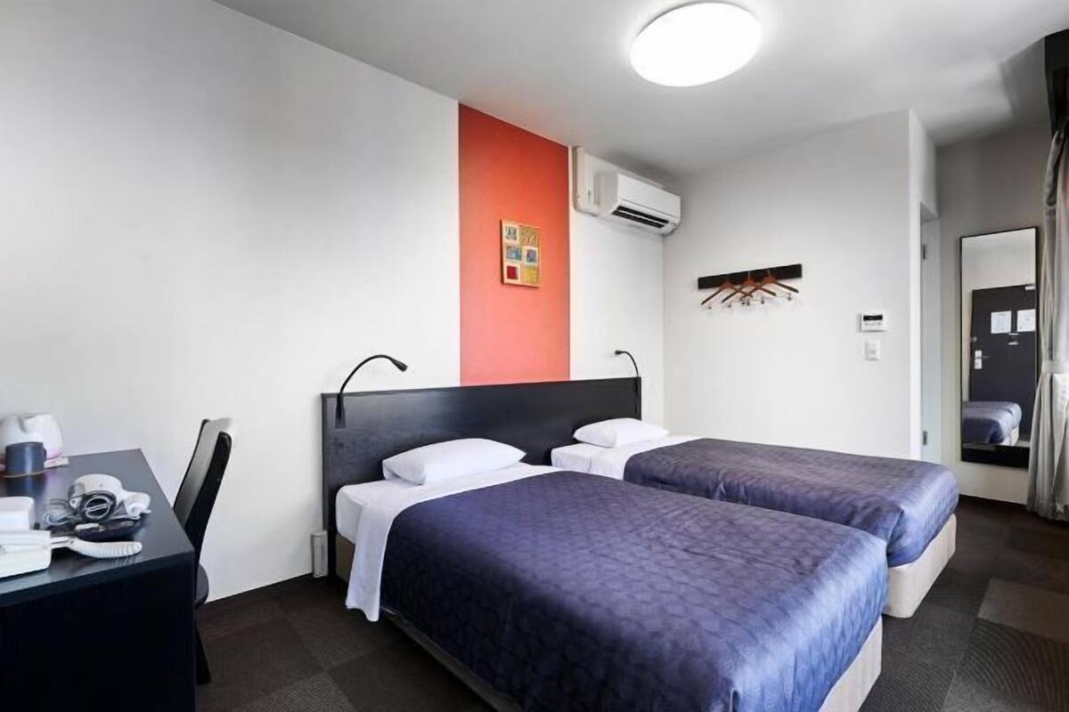 Pillowtop beds, desk, free WiFi, bed sheets