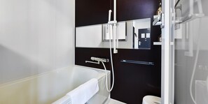 Phòng 2 giường đơn Deluxe | Phòng tắm | Vòi sen/bồn tắm kết hợp, máy sấy tóc, dép đi trong nhà 
