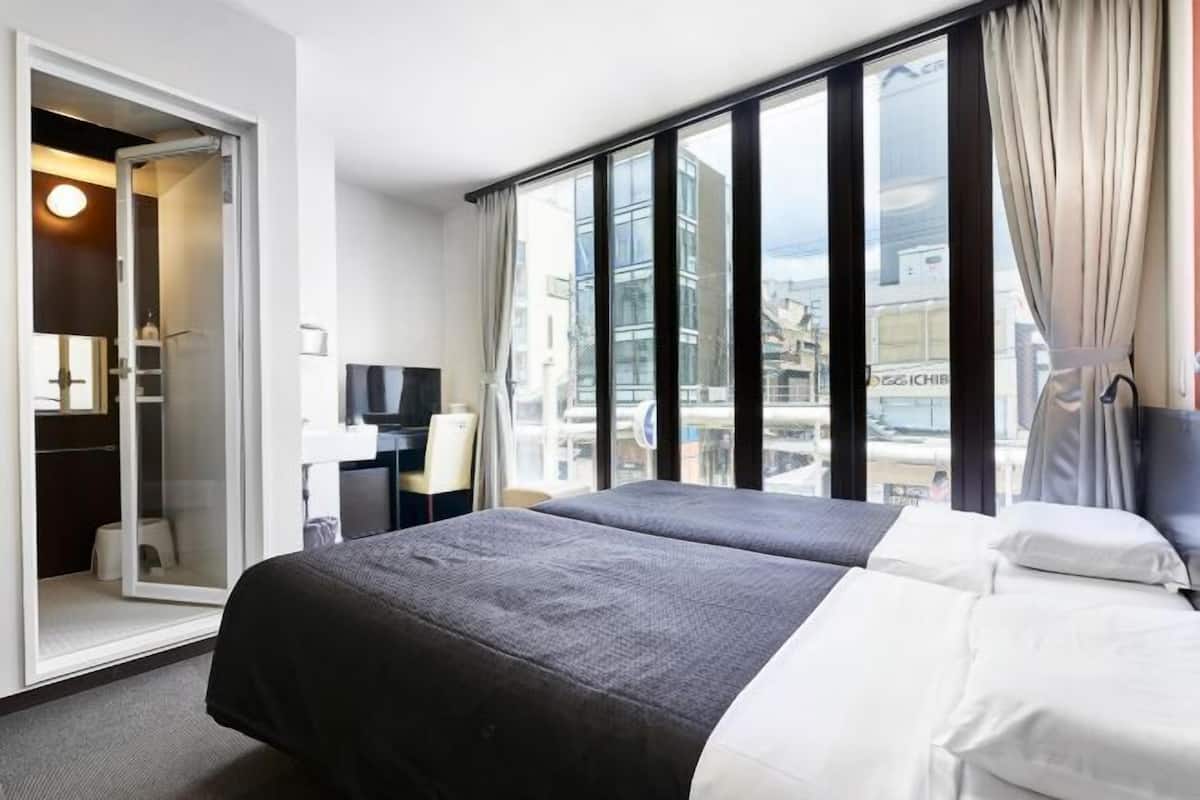 Pillowtop beds, desk, WiFi (free), bed sheets
