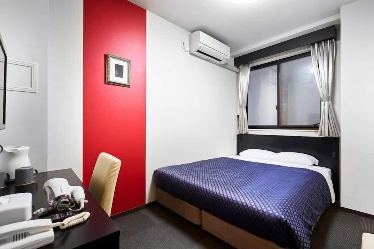 Pillowtop beds, desk, WiFi (free), bed sheets