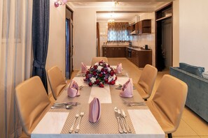 Apartment, 2 Bedrooms | Dining room