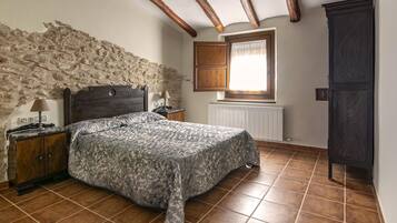 6 bedrooms, iron/ironing board, Internet, bed sheets