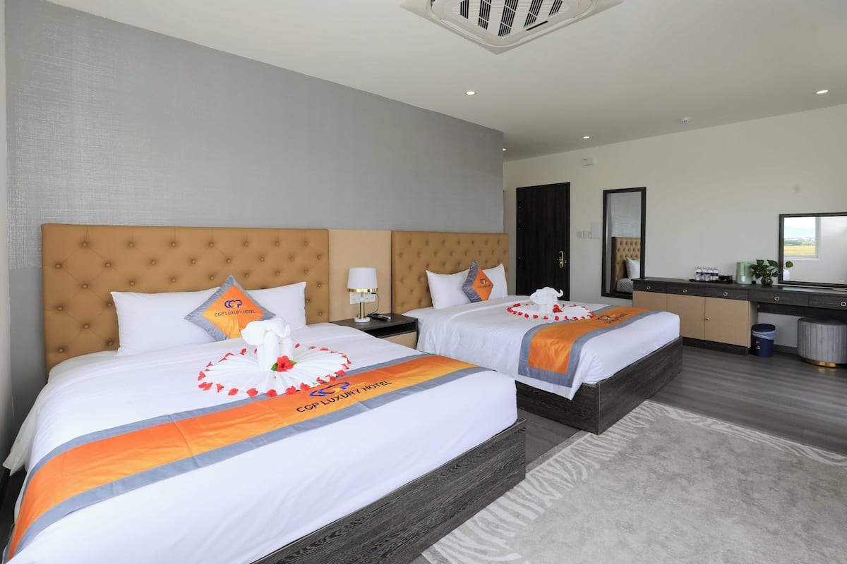 Habitación familiar, bañera, vistas a la ciudad | Ropa de cama hipoalergénica, edredones de plumas, minibar y caja fuerte