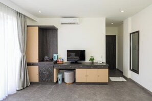 Tremannsrom – deluxe, balkong, byutsikt | Allergitestet sengetøy, dundyner, minibar og safe på rommet