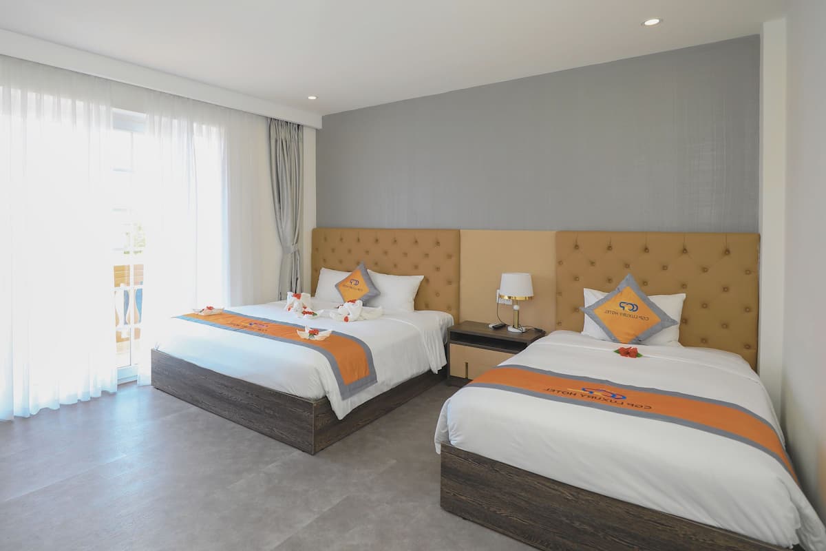 Habitación triple Deluxe, balcón, vistas a la ciudad | Ropa de cama hipoalergénica, edredones de plumas, minibar y caja fuerte