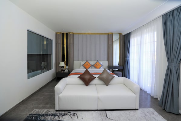 Exclusive Room, Bathtub, City View | Hypo-allergenic bedding, down comforters, minibar, in-room safe