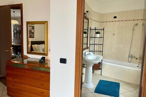 Regadera, secadora de cabello, bidet, toallas