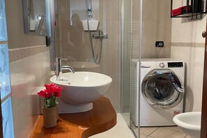 Dusche, Haartrockner, Bidet, Handtücher