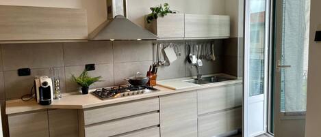 Uuni, liesi, astianpesukone, kahvin-/teenkeitin