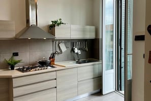 Un four, surface de cuisson, lave-vaisselle, cafetière-théière