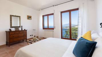 3 camere, una cassaforte in camera, una scrivania, ferro/asse da stiro