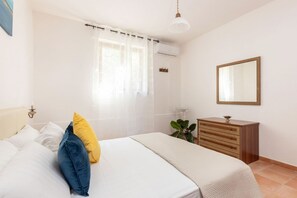 3 bedrooms, in-room safe, desk, iron/ironing board