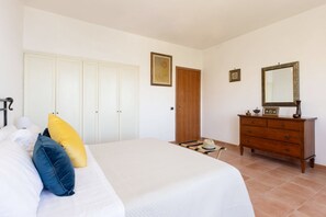 3 habitaciones, caja de seguridad en la habitación y escritorio 