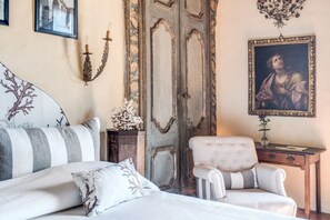 Une chambre à coucher avec un lit, une chaise, un bureau et une porte.