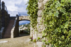 A stone bridge with a stone wall covered in ivy. - MyExclusiveItaly - Villa Breathtaking view near Nerano (Massa Lubrense)