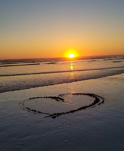 Cozy Coastal Escape /3BR Sleeps 9/ Game Room /1 mile to Beach & Marina