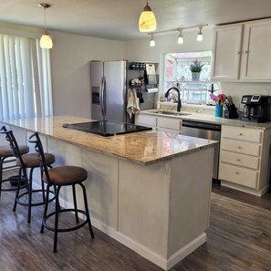 Mikrobølgeovn, ovn, kokeplater og oppvaskmaskin