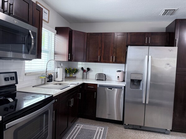 Fridge, microwave, oven, stovetop - Game Day & Getaway Ready. Walk to Stadium. 3BR with Yard & Grill. Pet Friendly (Tampa)