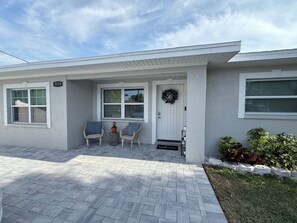 Exterior - Game Day & Getaway Ready. Walk to Stadium. 3BR with Yard & Grill. Pet Friendly (Tampa)