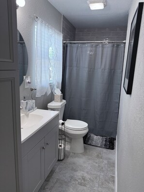 Douche, sèche-cheveux, serviettes fournies, savon